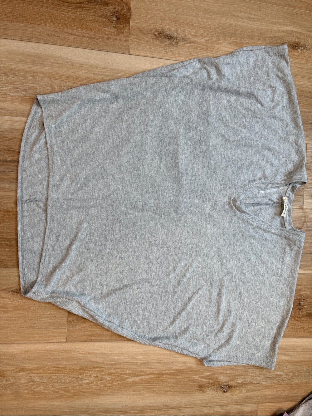 Charlotte Avery Gray VNeck Knit Top Size Medium